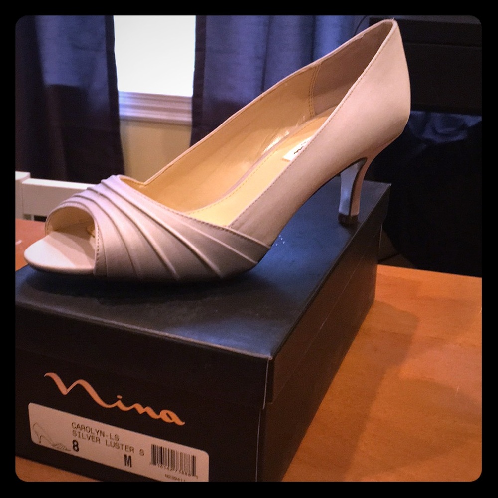 Nina stunners! New in box!! Silver Luster heels 8M